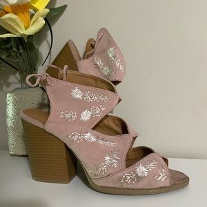 Charlotte Russe Women’s 10 Chunky Heel Pink Floral Embroidered Shoes Sandals